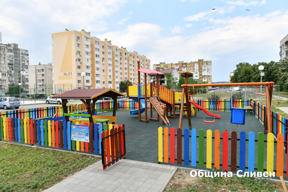 Община Сливен планира поредно мащабно облагородяване на квартали в града. Това анонсира пред журналисти кметът Стефан Радев. По-конкретно той открои...